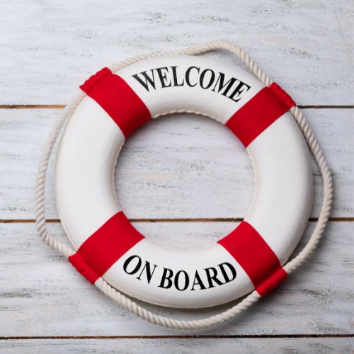 Ein Rettungsreifen mit dem Schriftzug "Welcome on Board"